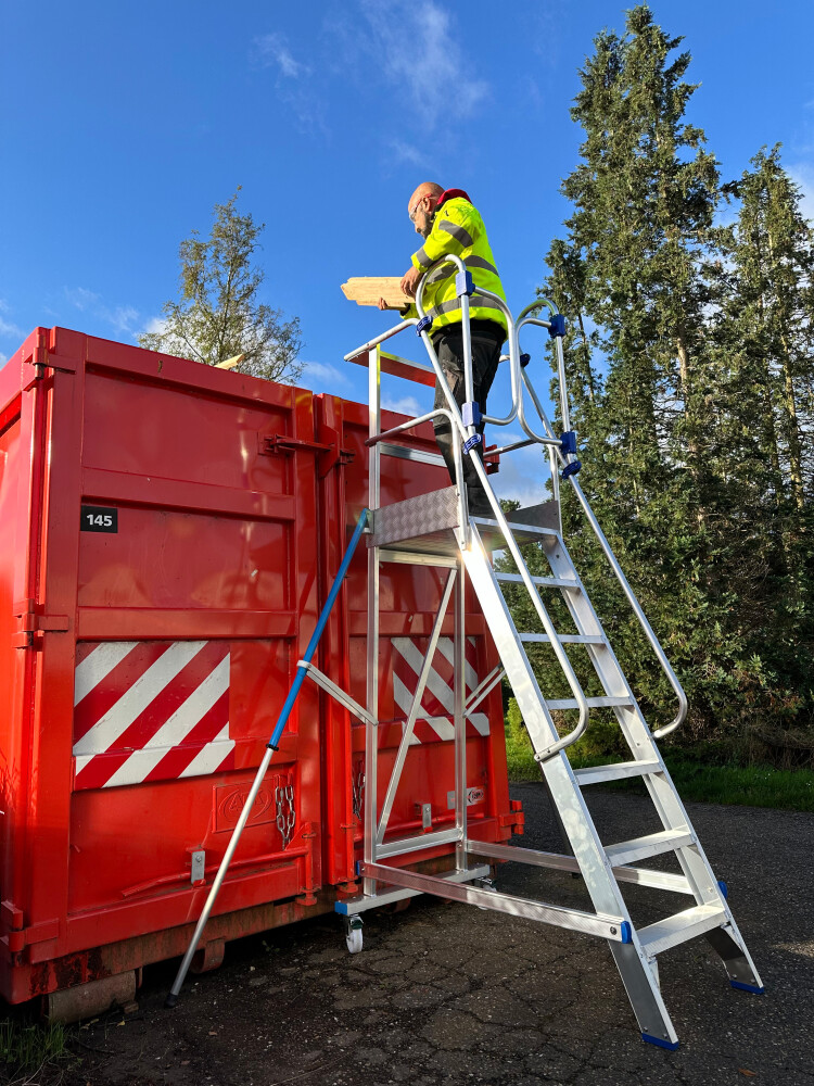 Mobiele bordestrap / 12 treden met zelfsluitende veiligheidsdeur